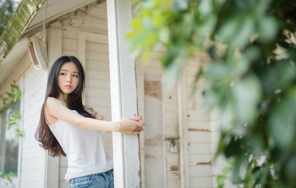 “进来吧。”吕布看了一眼地上的杯盏，摇了摇头，坐在自己的位子上向两女招了招手。